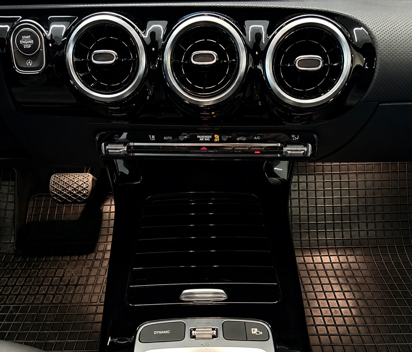 Mercedes-Benz CLA 180, снимка 14 - Автомобили и джипове - 55143623
