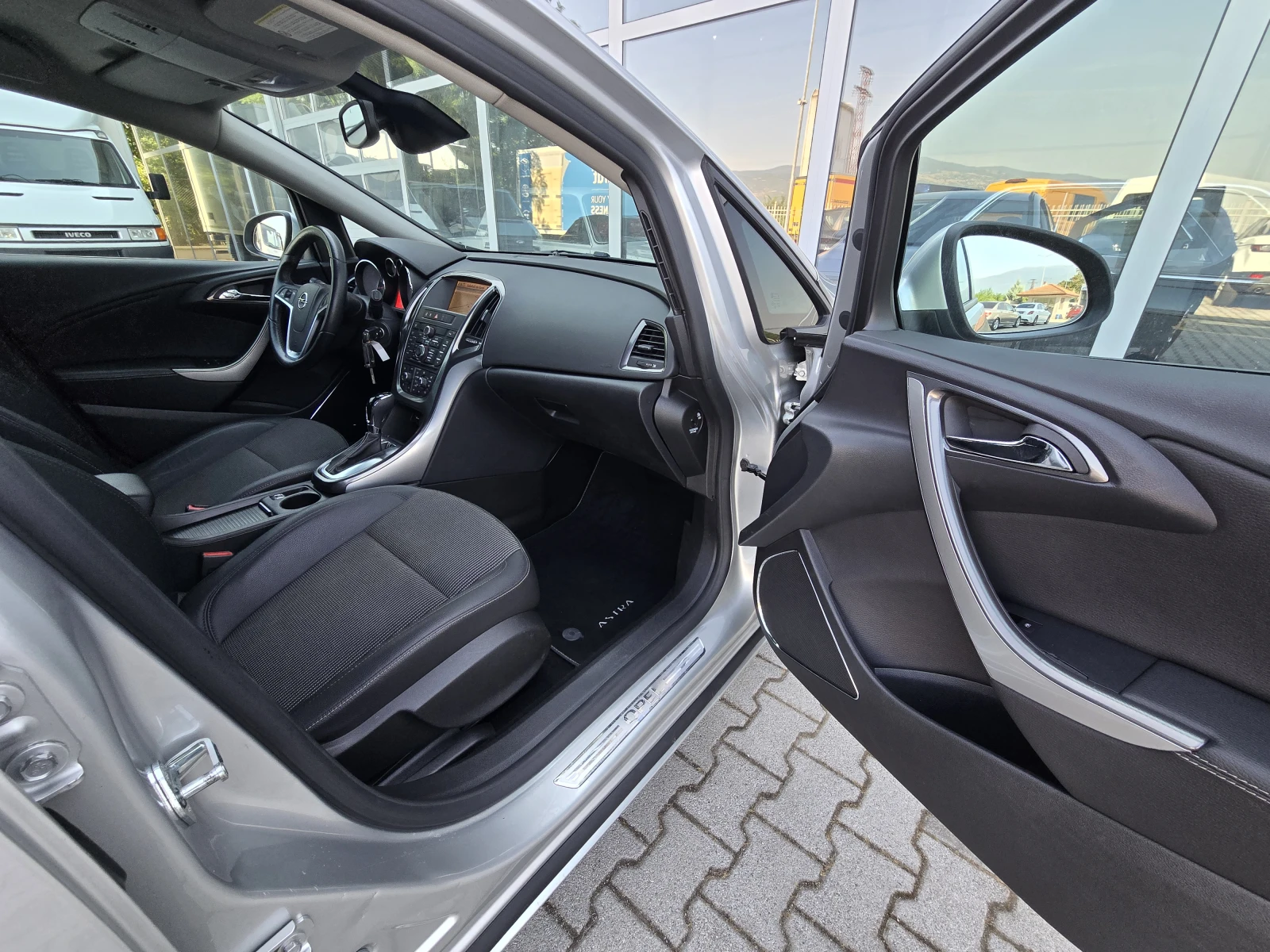 Opel Astra Автоматик !! 129000км!!!!!!!!!!!, снимка 15 - Автомобили и джипове - 55387500