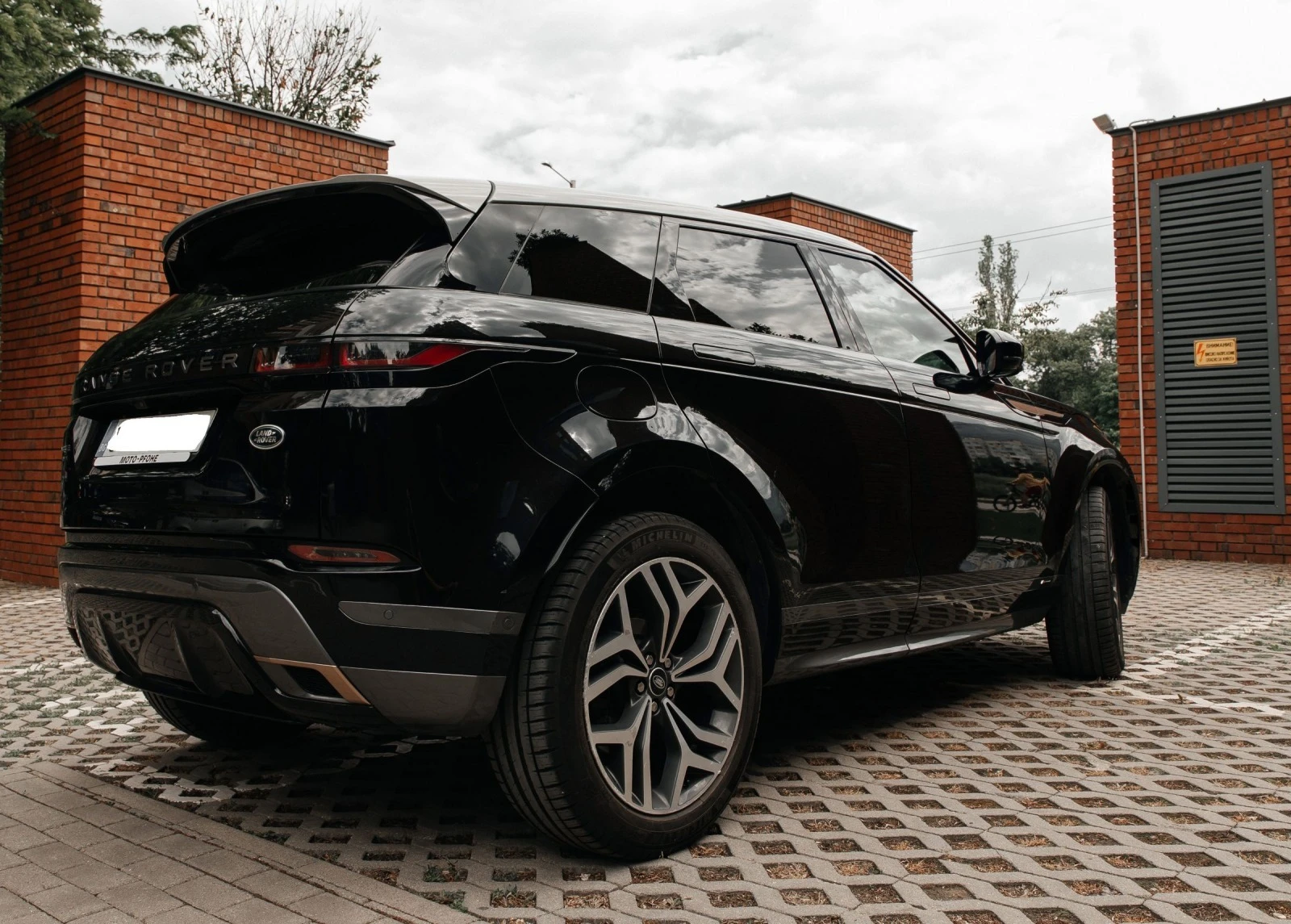 Land Rover Range Rover Evoque R-dynamic 2.0 AWD 4x4 Hybrid  - изображение 2