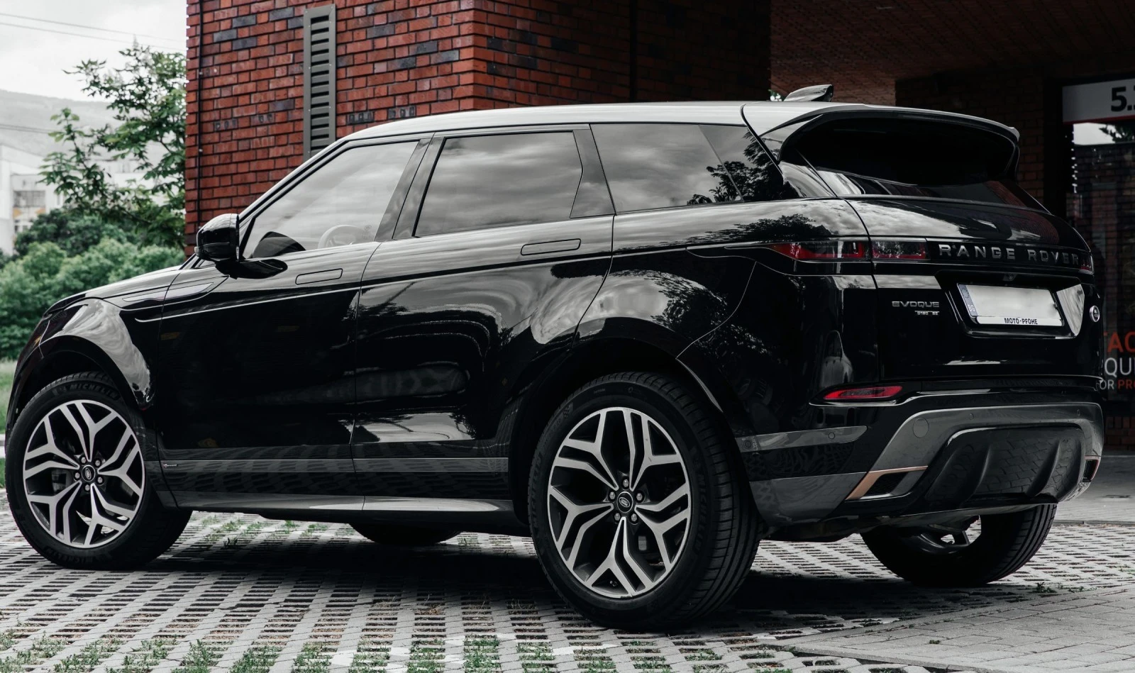 Land Rover Range Rover Evoque R-dynamic 2.0 AWD 4x4 Hybrid  - изображение 3