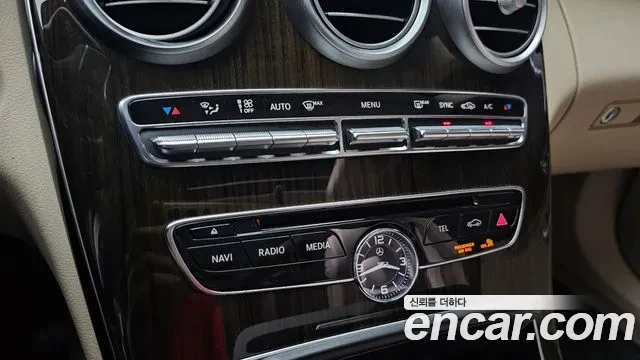 Mercedes-Benz C 300 4MATIC / ПАНОРАМА / КОЖА / ПОДГРЕВ / АВТОКРЕДИТ, снимка 14 - Автомобили и джипове - 56067949