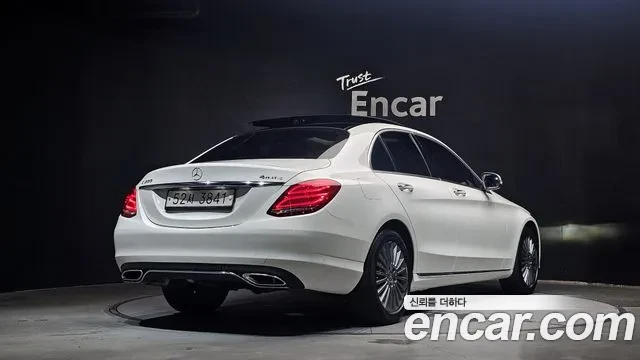 Mercedes-Benz C 300 4MATIC / ПАНОРАМА / КОЖА / ПОДГРЕВ / АВТОКРЕДИТ, снимка 2 - Автомобили и джипове - 56067949