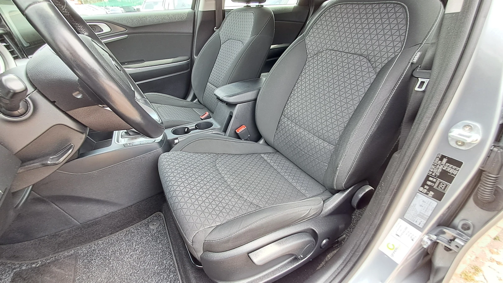 Kia Ceed FULL NEW MODEL РЕАЛ КМ ИЗКЛЮЧИТЕЛА СЕРВ КНИЖ КАМЕР, снимка 7 - Автомобили и джипове - 12363859
