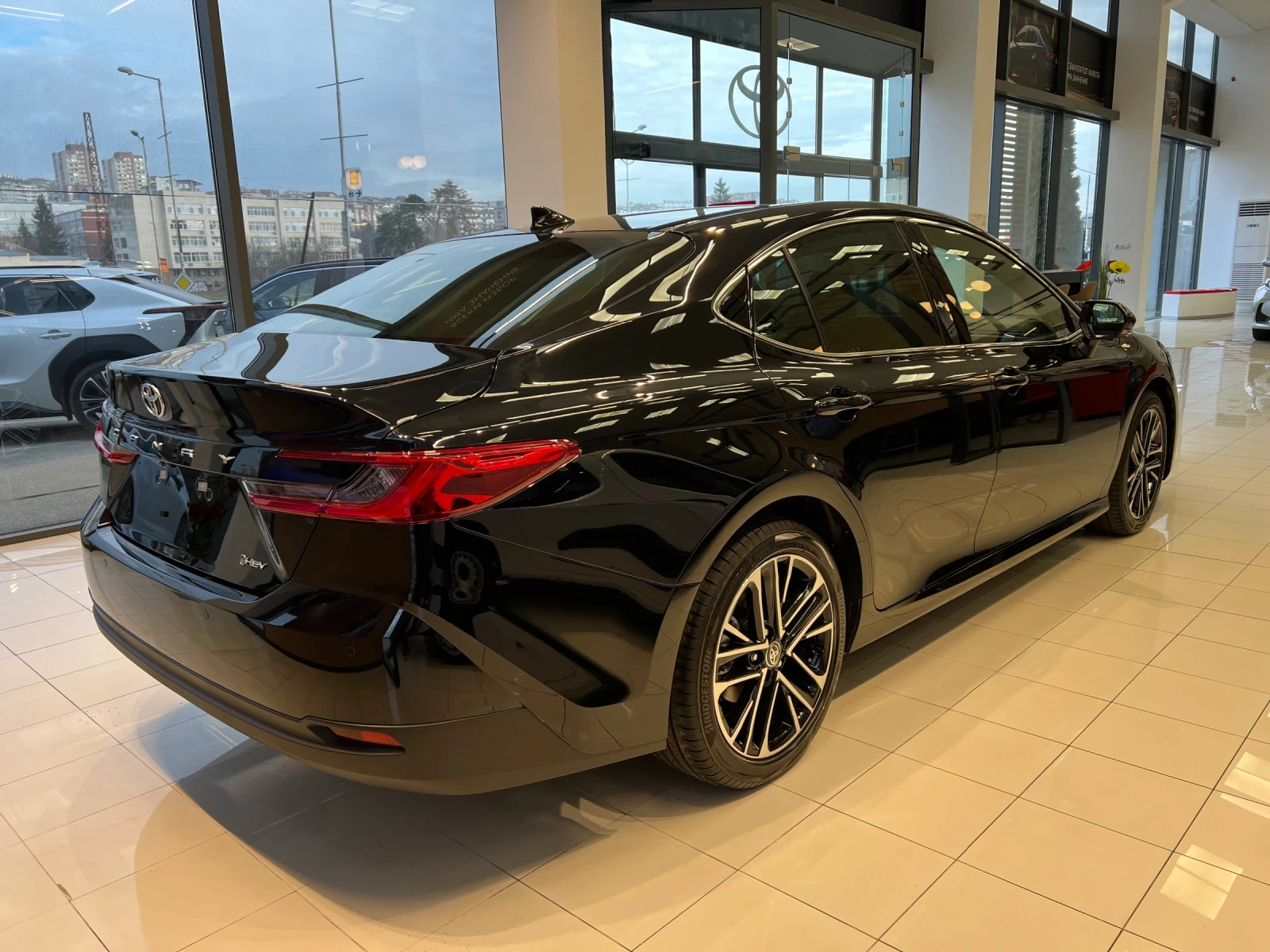 Toyota Camry 2.5H Luxury  - изображение 4