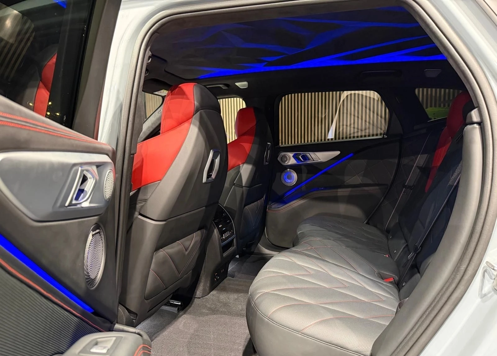 BMW XM Label Red 4.4 V8 Plug-in Hybrid xDrive - изображение 5