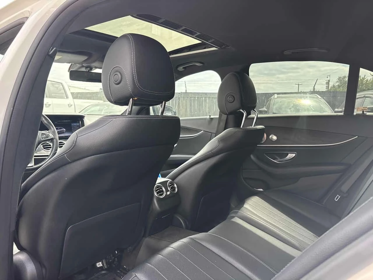 Mercedes-Benz E 300 ПОДГРЕВИ * ПАНО * KEYLESS * BURMERSTER , снимка 10 - Автомобили и джипове - 54479914