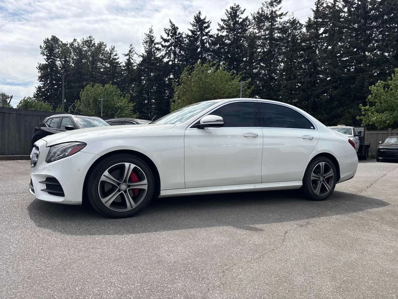 Mercedes-Benz E 300 ПОДГРЕВИ * ПАНО * KEYLESS * BURMERSTER , снимка 2 - Автомобили и джипове - 54479914