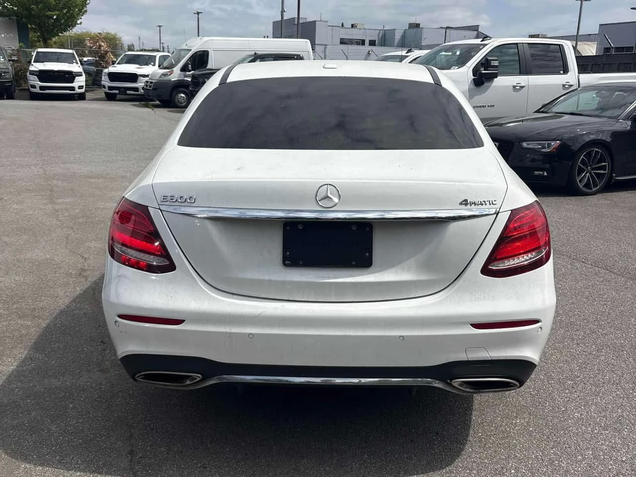Mercedes-Benz E 300 ПОДГРЕВИ * ПАНО * KEYLESS * BURMERSTER , снимка 4 - Автомобили и джипове - 54479914