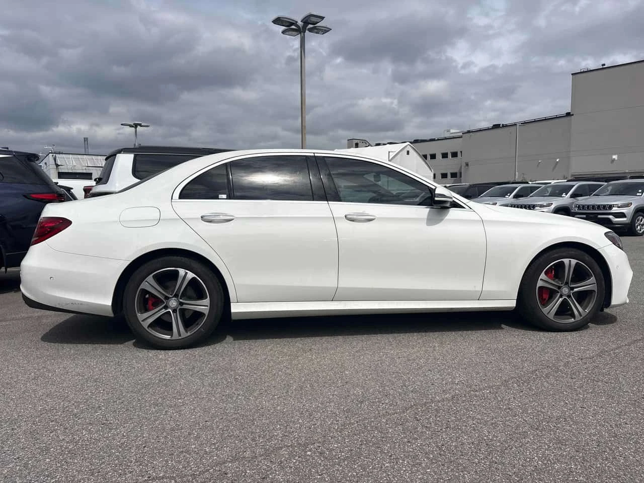 Mercedes-Benz E 300 ПОДГРЕВИ * ПАНО * KEYLESS * BURMERSTER , снимка 3 - Автомобили и джипове - 54479914