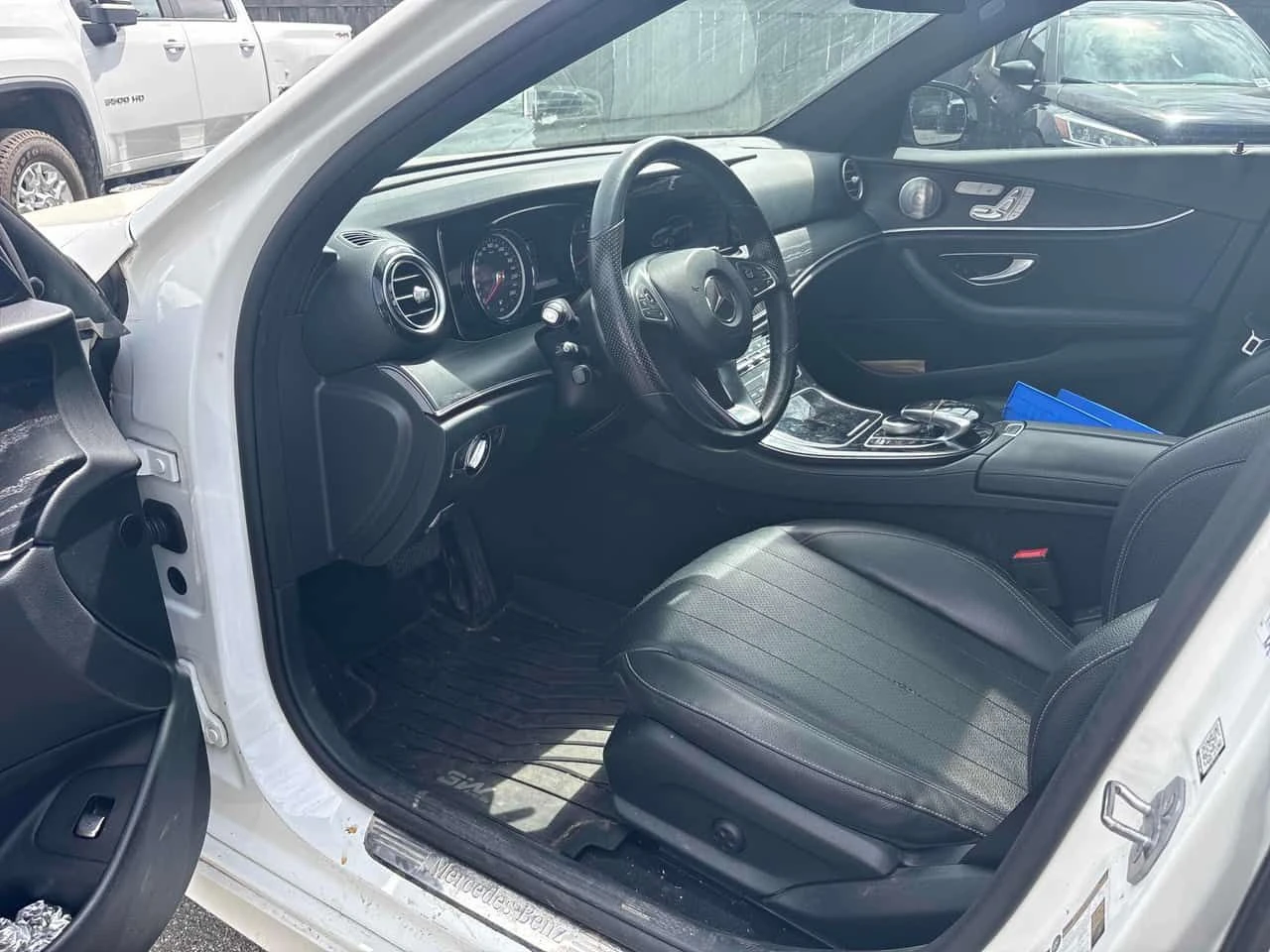 Mercedes-Benz E 300 ПОДГРЕВИ * ПАНО * KEYLESS * BURMERSTER , снимка 5 - Автомобили и джипове - 54479914