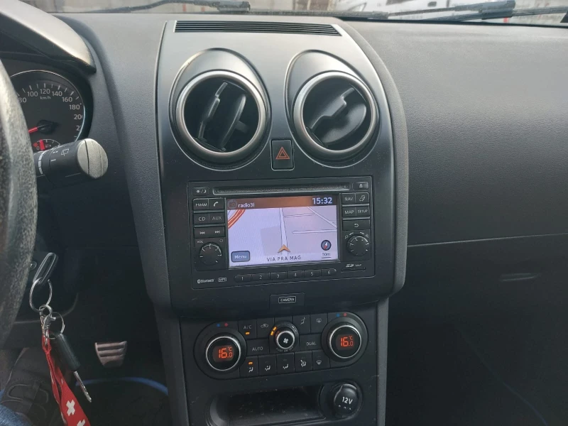 Nissan Qashqai 1.6 бензин навигация 360 градуса камера ШВЕЙЦАРЯ , снимка 5 - Автомобили и джипове - 53065539