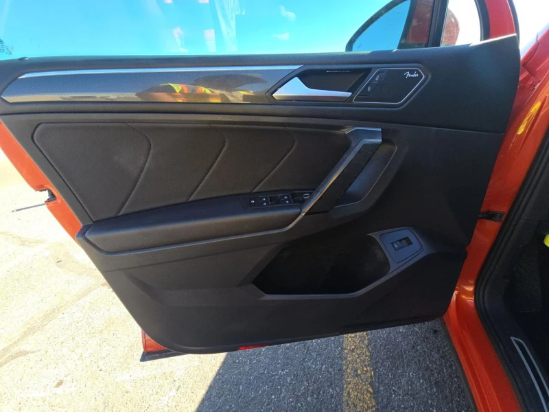 VW Tiguan Lane assist* Keyless* 7 Местна* Fender Музика* 4Х4, снимка 8 - Автомобили и джипове - 52317899