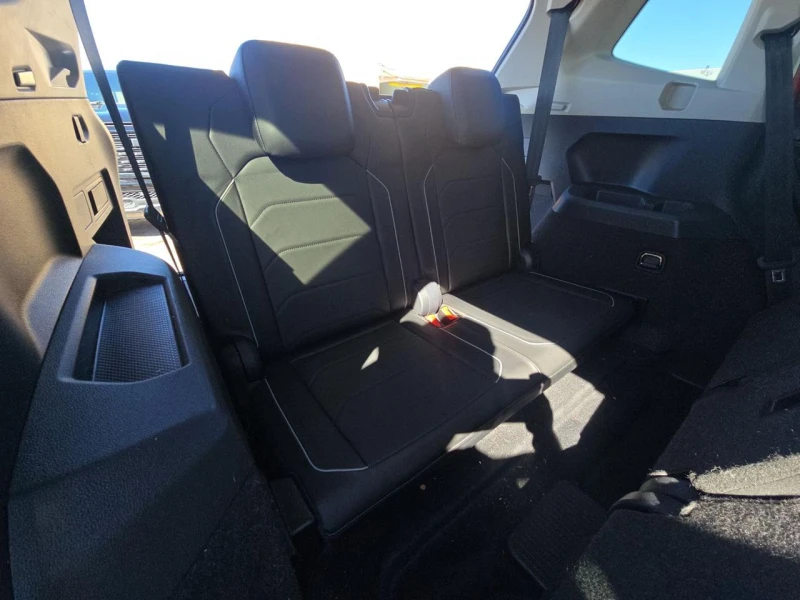 VW Tiguan Lane assist* Keyless* 7 Местна* Fender Музика* 4Х4, снимка 11 - Автомобили и джипове - 52317899