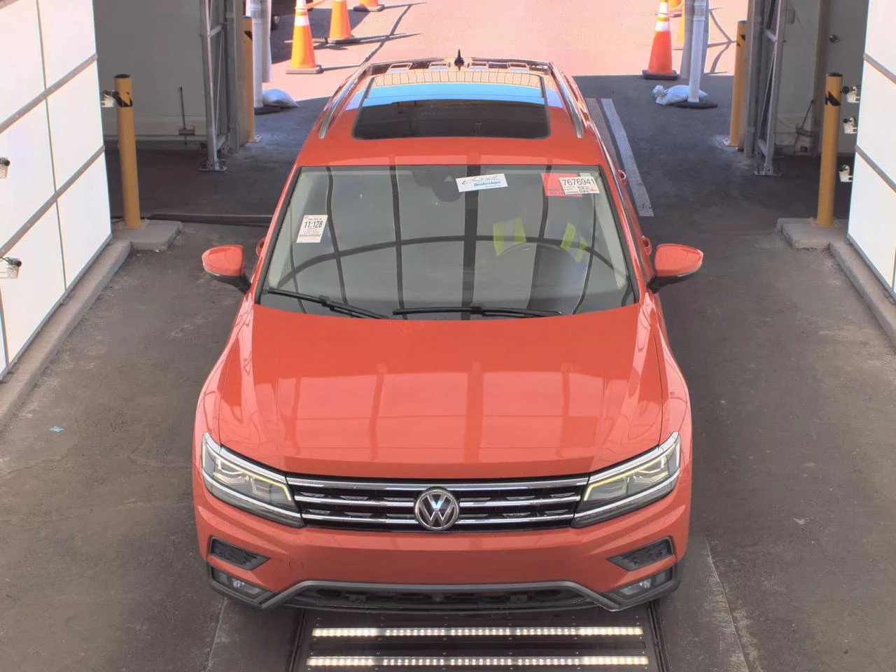 VW Tiguan Lane assist* Keyless* 7 Местна* Fender Музика* 4Х4 - изображение 2