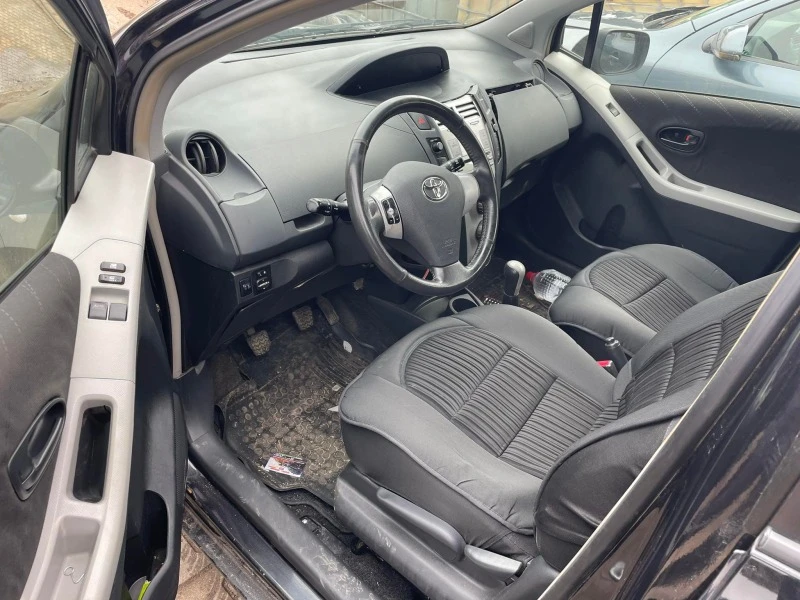 Toyota Yaris 1.0, снимка 4 - Автомобили и джипове - 39027729