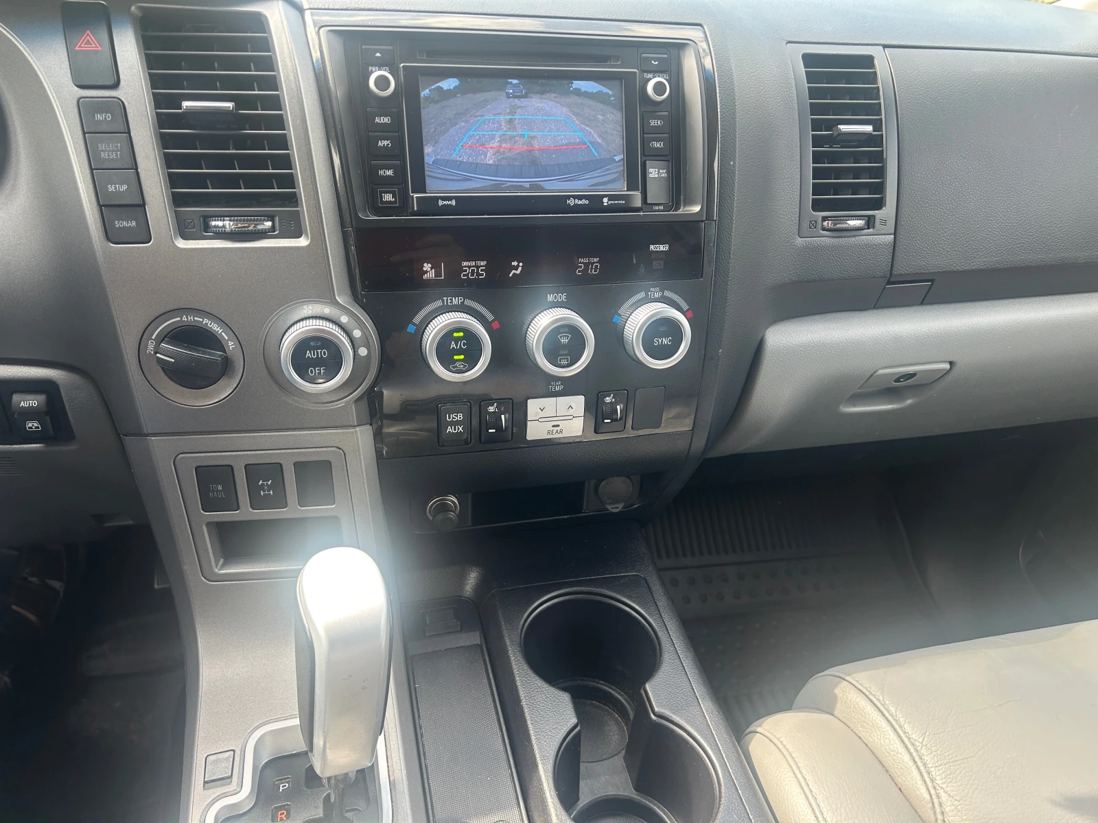 Toyota Sequoia 5.7HEMI 7+ 1, снимка 13 - Автомобили и джипове - 55652020