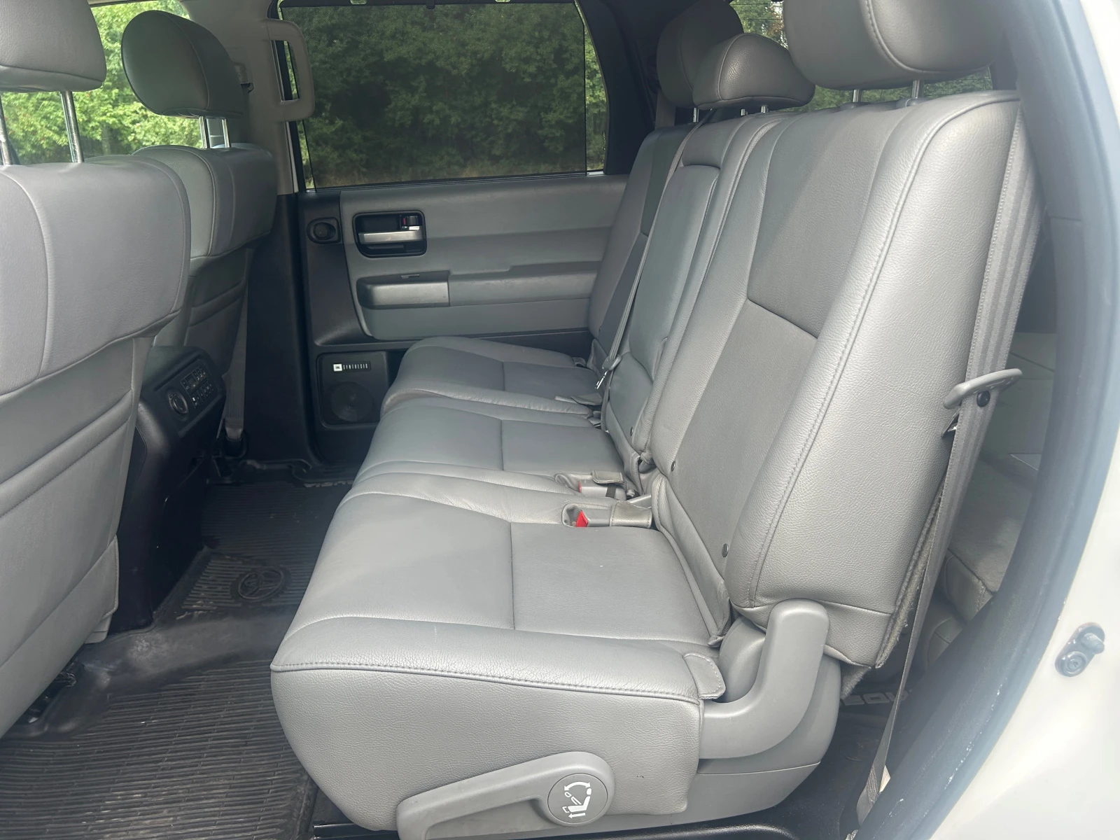 Toyota Sequoia 5.7HEMI 7+ 1, снимка 8 - Автомобили и джипове - 55652020