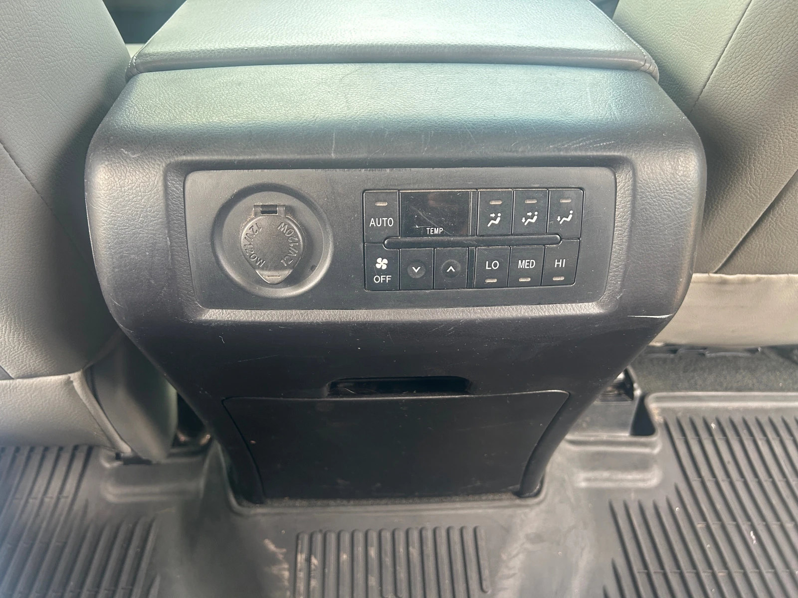 Toyota Sequoia 5.7HEMI 7+ 1, снимка 14 - Автомобили и джипове - 55652020