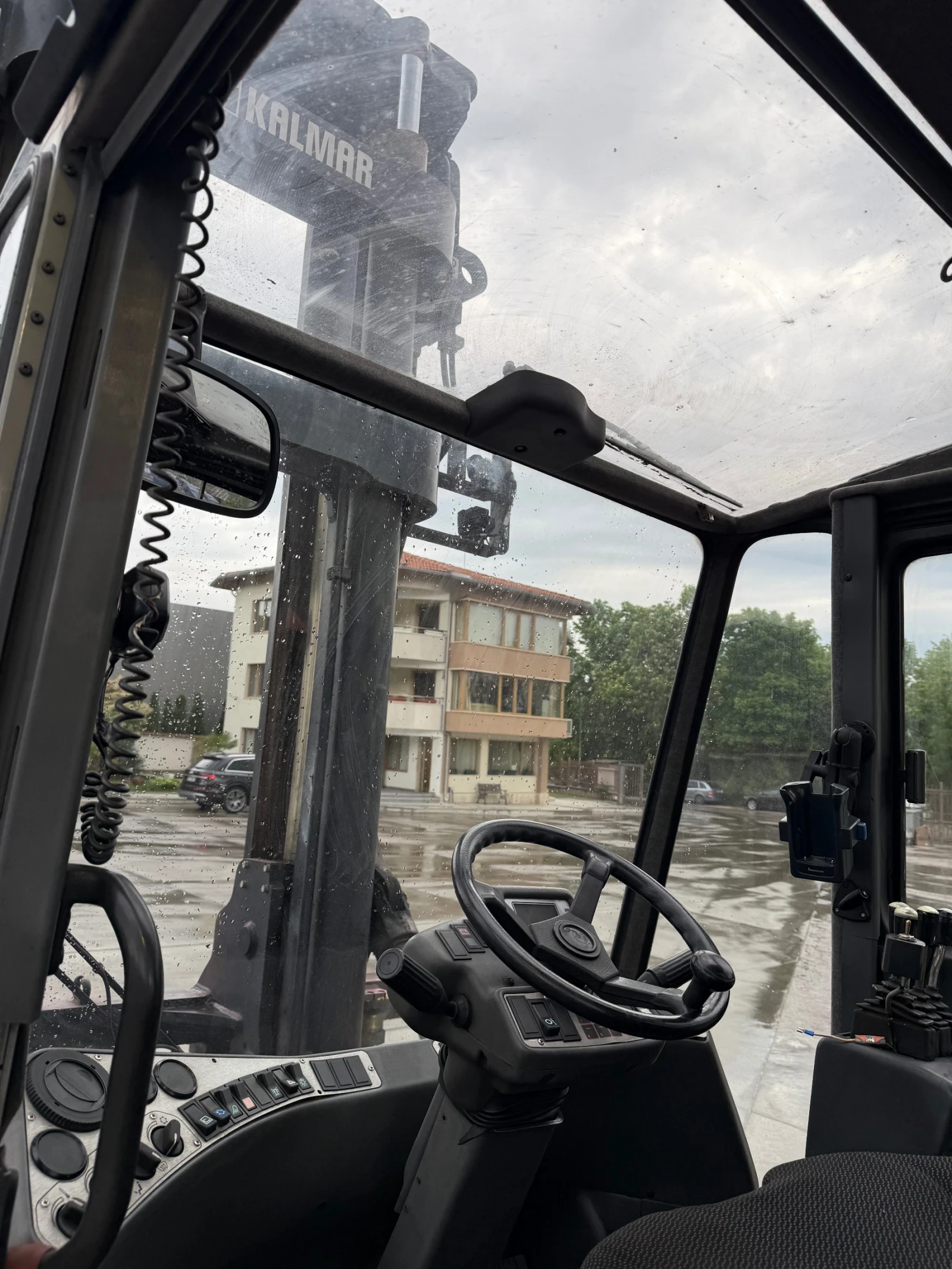 Мотокар Kalmar DCE 140-6./14тона/отличен/нови гуми, снимка 11 - Индустриална техника - 54349802