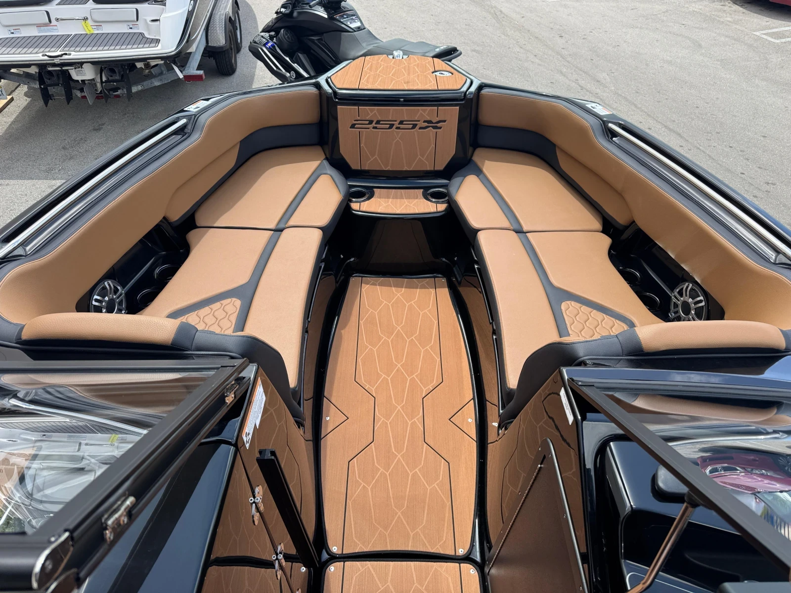 Моторна яхта Yamaha 255XD , снимка 9 - Воден транспорт - 55491945