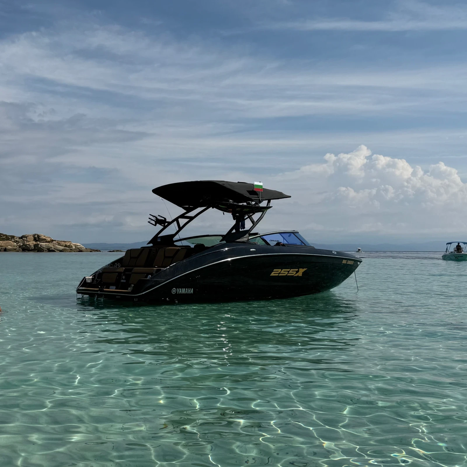 Моторна яхта Yamaha 255XD 