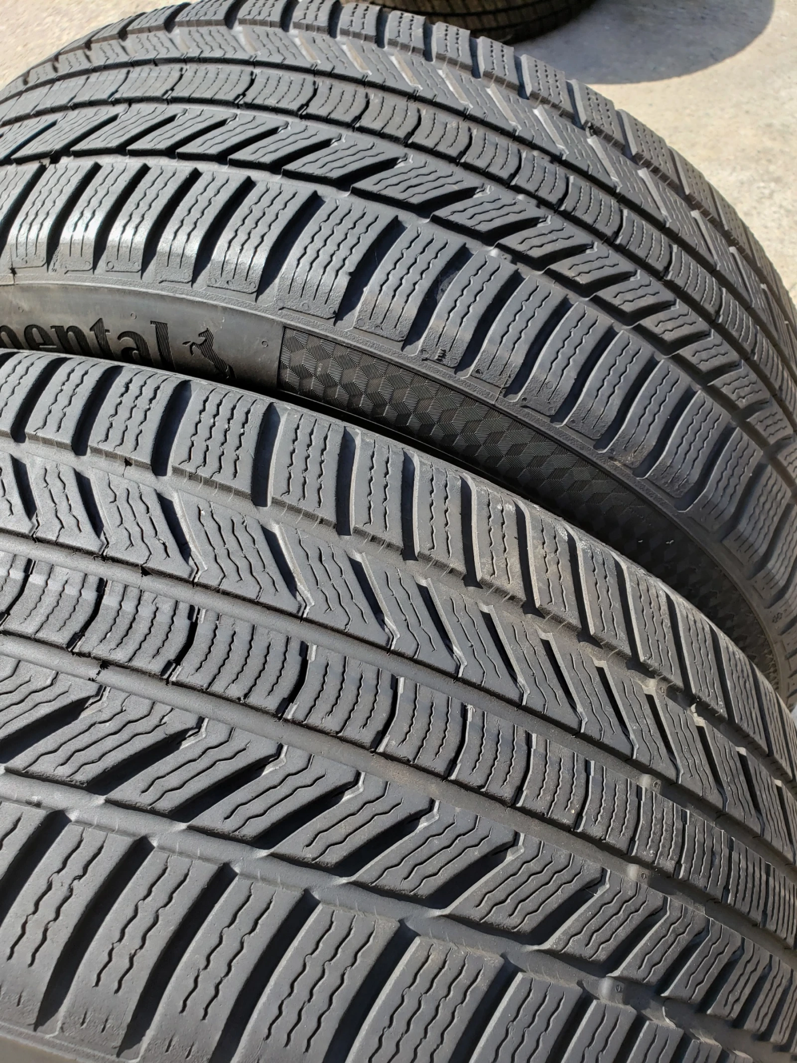 Гуми Зимни 235/45R20, снимка 3 - Гуми и джанти - 56244364