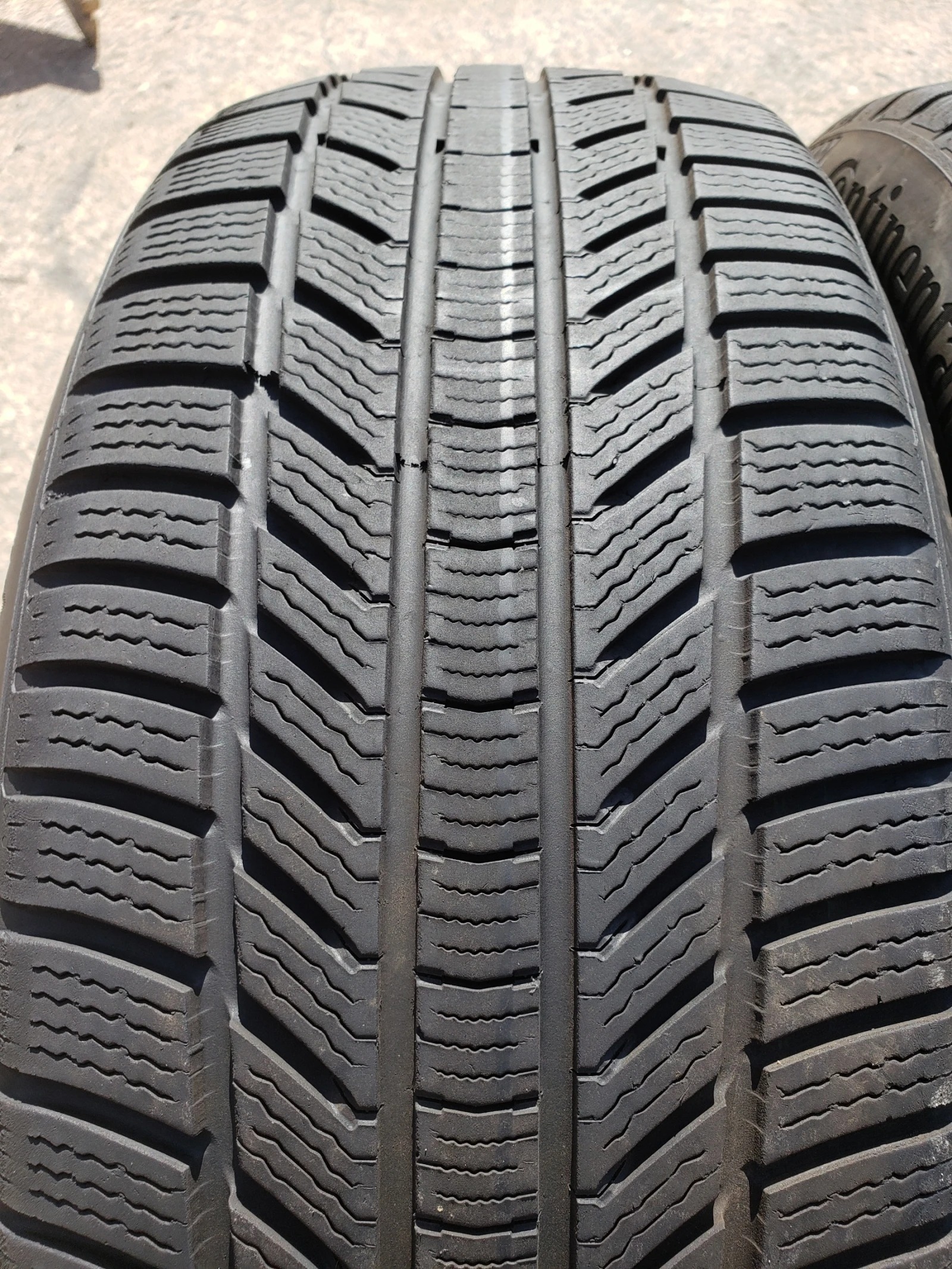 Гуми Зимни 235/45R20