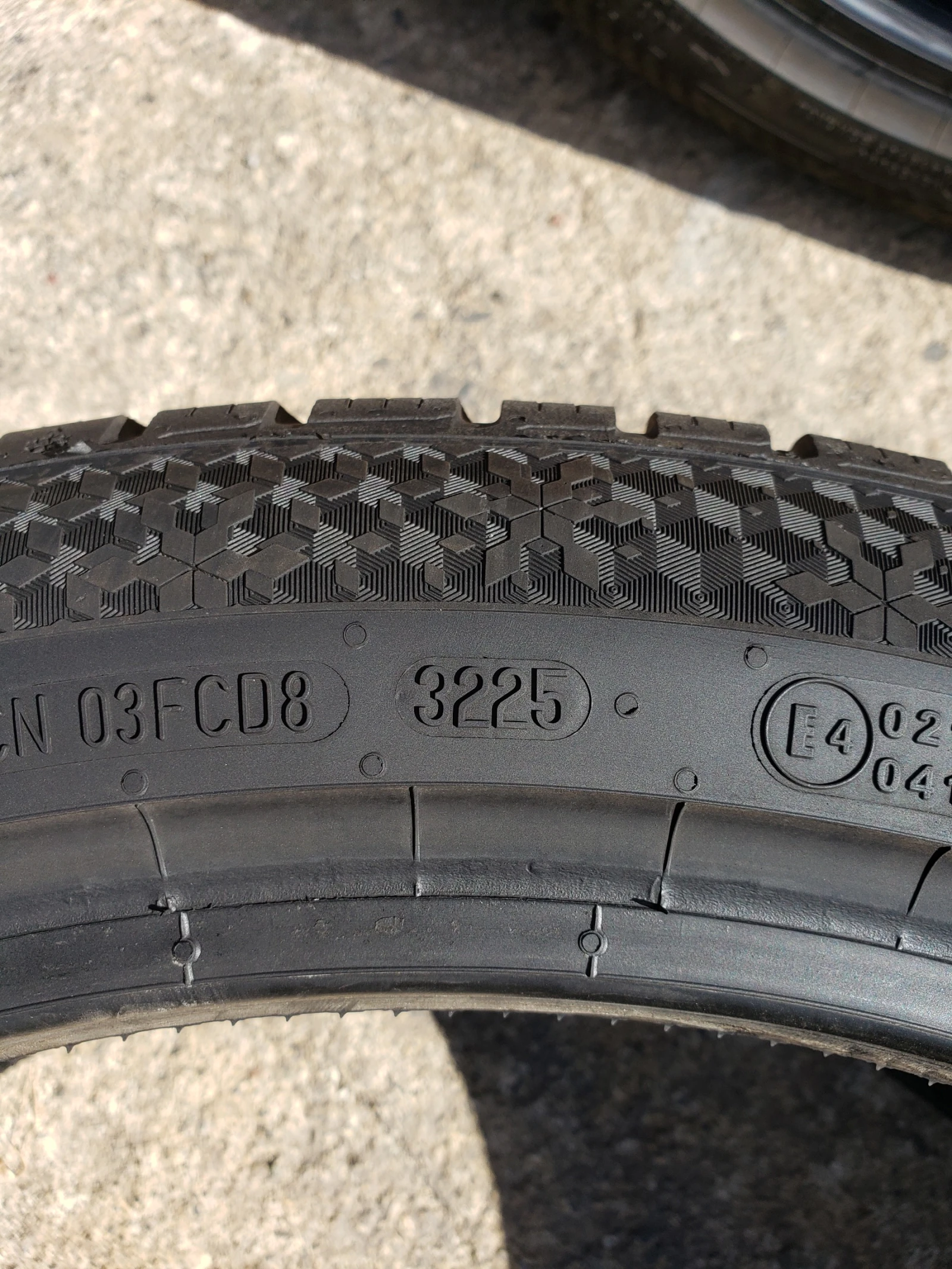 Гуми Зимни 235/45R20, снимка 7 - Гуми и джанти - 56244364