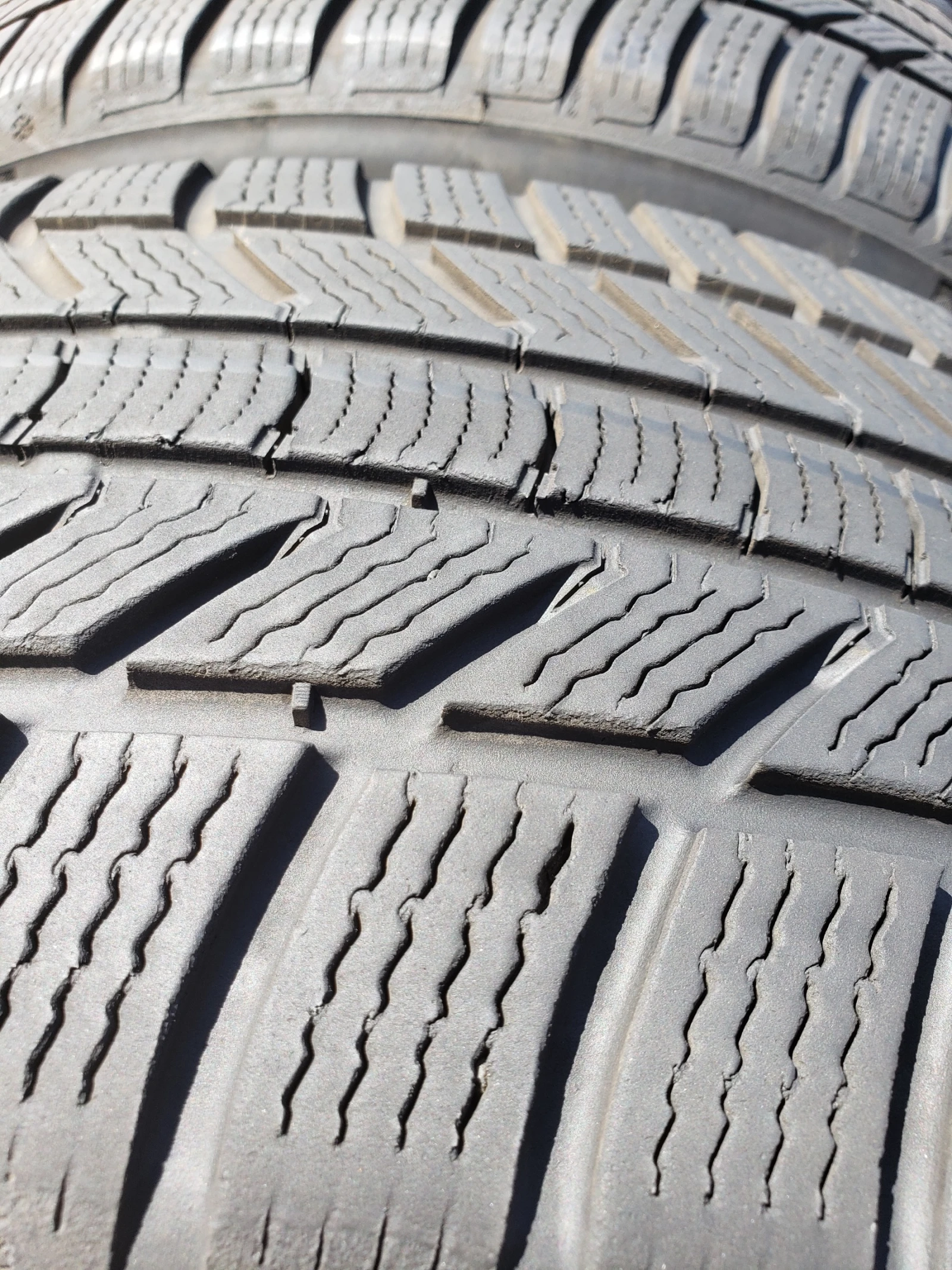 Гуми Зимни 235/45R20, снимка 5 - Гуми и джанти - 56244364