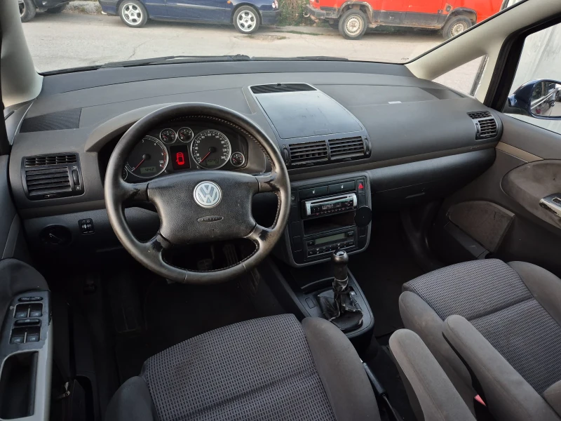 VW Sharan 1.9TDI-131k.7местен. Фейсов., снимка 7 - Автомобили и джипове - 51936100
