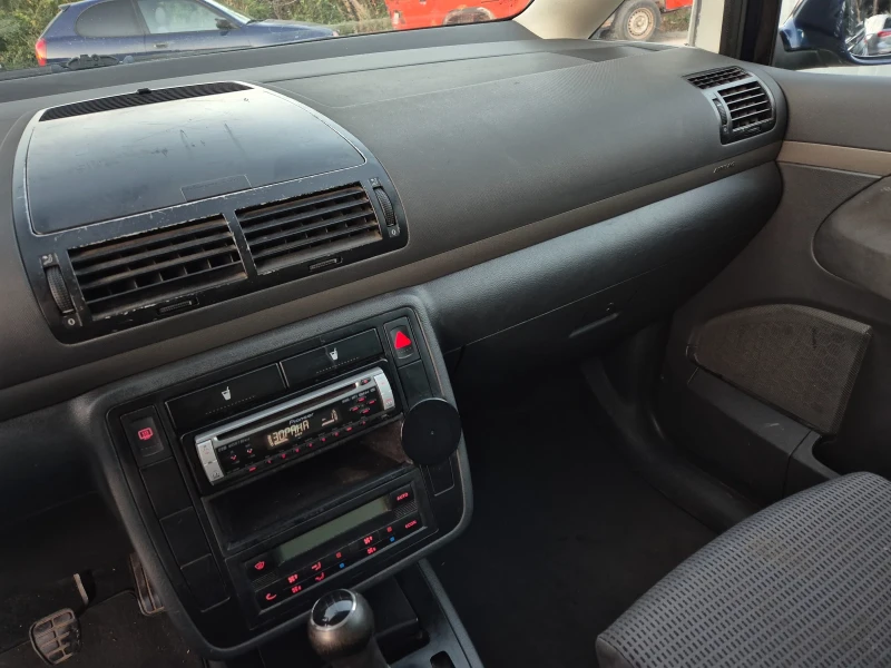 VW Sharan 1.9TDI-131k.7местен. Фейсов., снимка 14 - Автомобили и джипове - 51936100