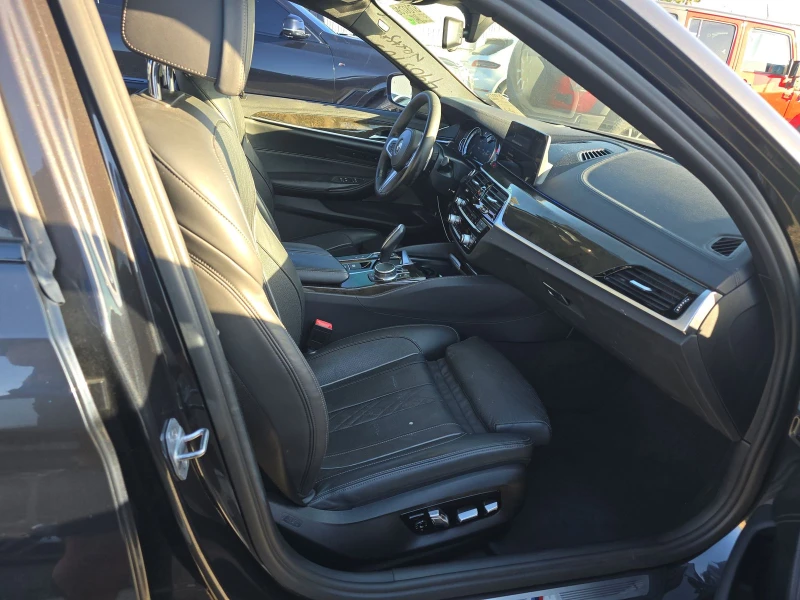 BMW 540 M* SPORT* ДИГИТАЛНО* ТАБЛО* ПОДГРЕВ* КАМЕРА* КЕЙЛЕ, снимка 12 - Автомобили и джипове - 52699671