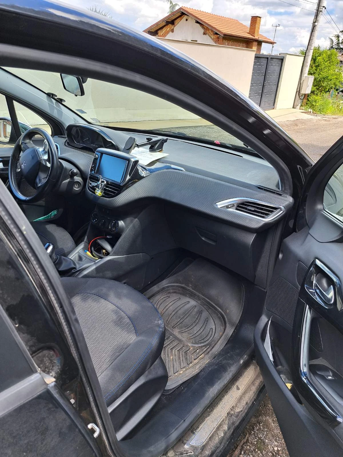 Peugeot 208 sedan, снимка 2 - Автомобили и джипове - 54893238