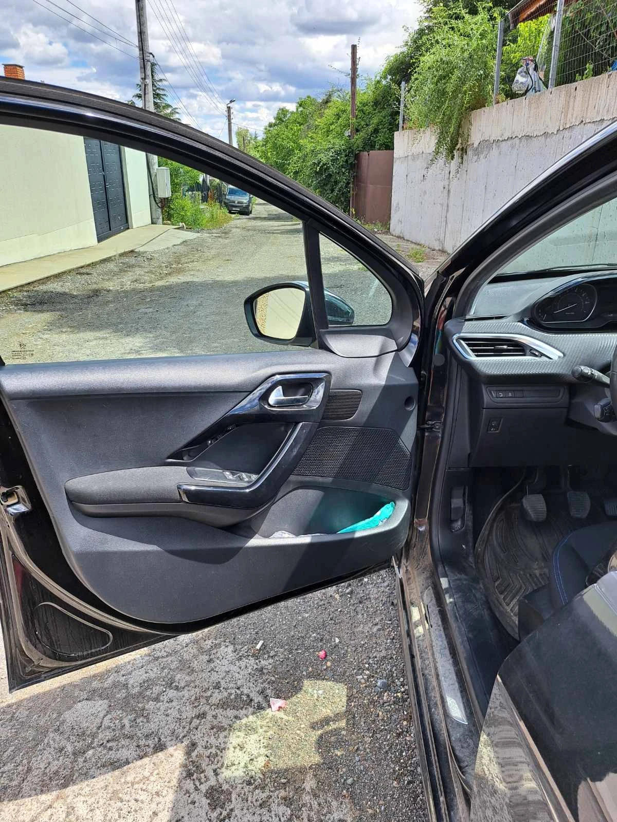 Peugeot 208 sedan, снимка 4 - Автомобили и джипове - 54893238