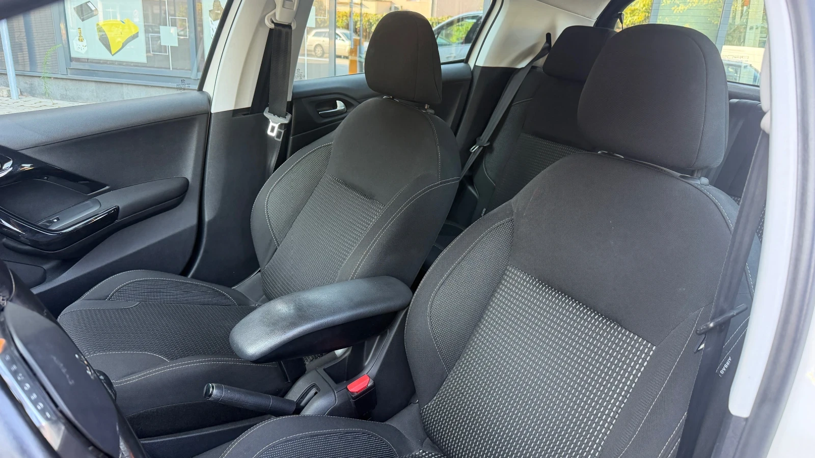 Peugeot 208, снимка 7 - Автомобили и джипове - 55979382