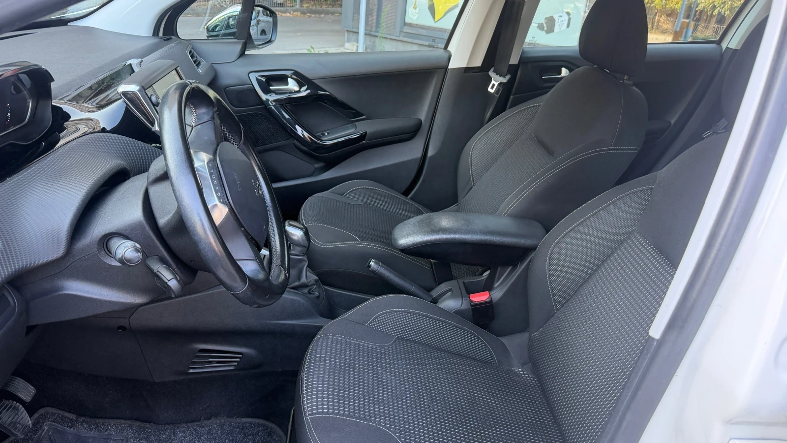 Peugeot 208, снимка 11 - Автомобили и джипове - 55979382