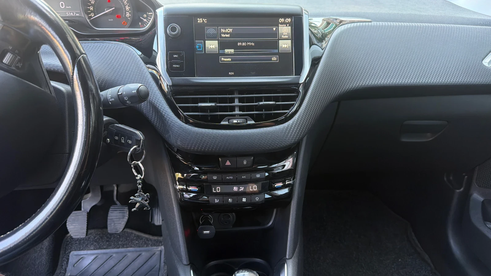 Peugeot 208, снимка 8 - Автомобили и джипове - 55979382