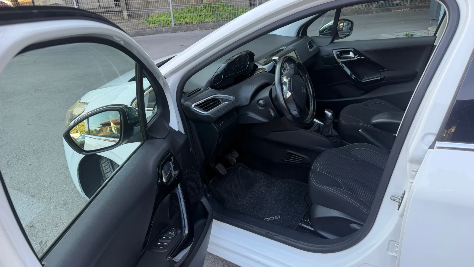 Peugeot 208, снимка 5 - Автомобили и джипове - 55979382