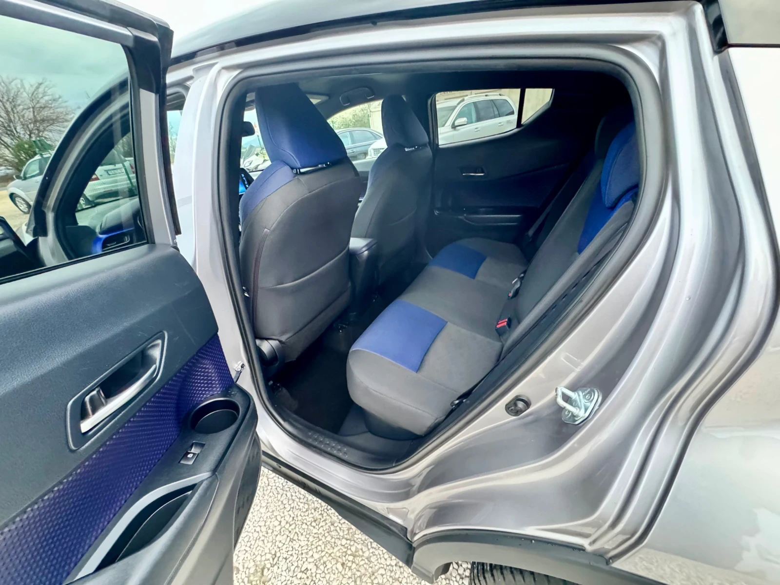 Toyota C-HR Hybride , снимка 9 - Автомобили и джипове - 54045419