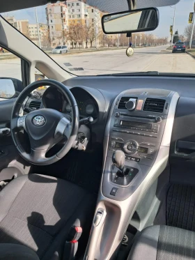 Toyota Auris 1.6 с газ, снимка 8