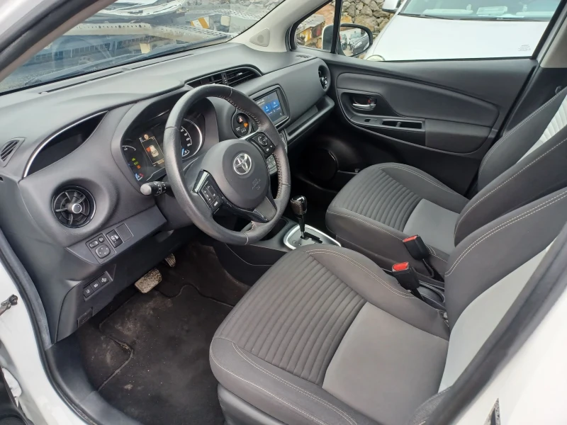 Toyota Yaris 1.5 Hybrid, снимка 10 - Автомобили и джипове - 49321340