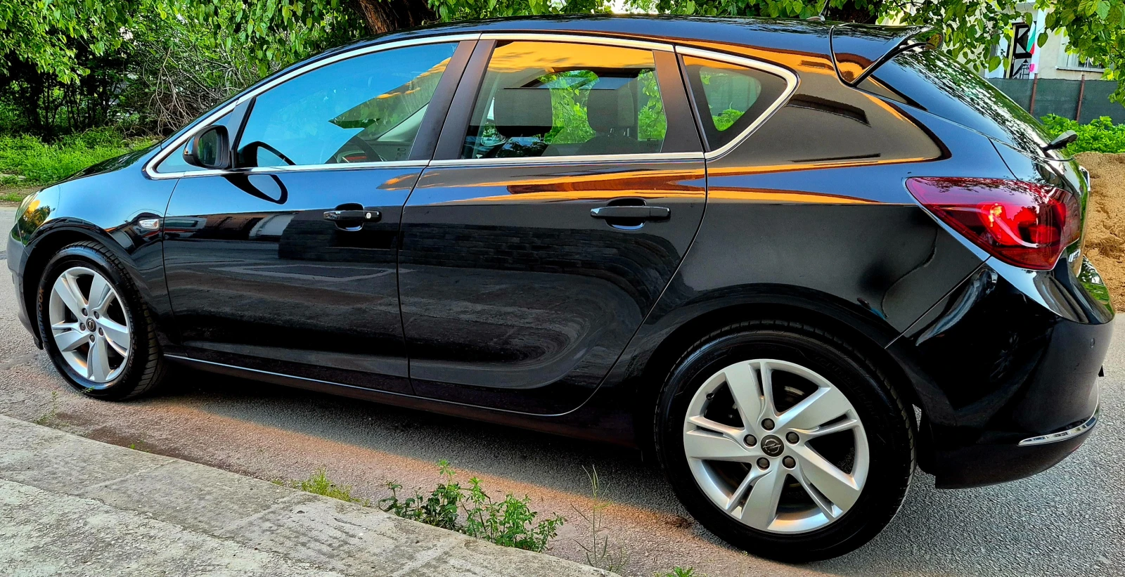 Opel Astra 1.7d-EXECUTIVE-нави-LED - изображение 2