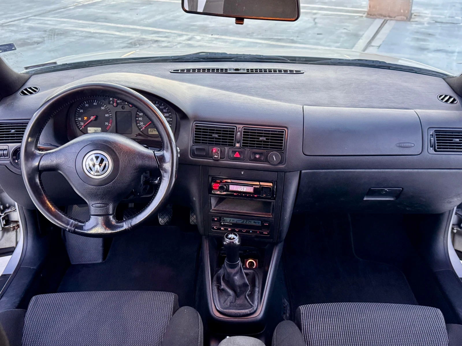 VW Golf 1.6 GAS, снимка 8 - Автомобили и джипове - 54840646