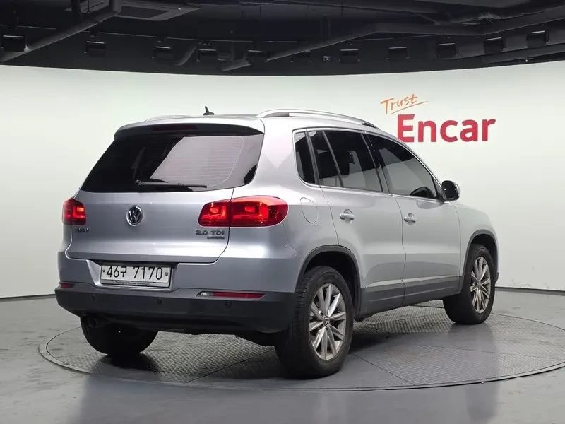 VW Tiguan 2.0 Tdi Comfort 5N, снимка 2 - Автомобили и джипове - 56206413