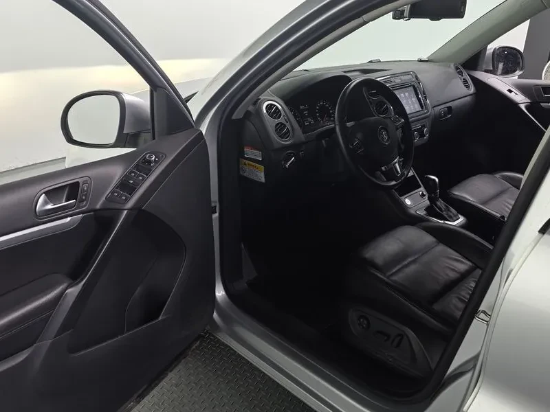 VW Tiguan 2.0 Tdi Comfort 5N, снимка 11 - Автомобили и джипове - 56206413