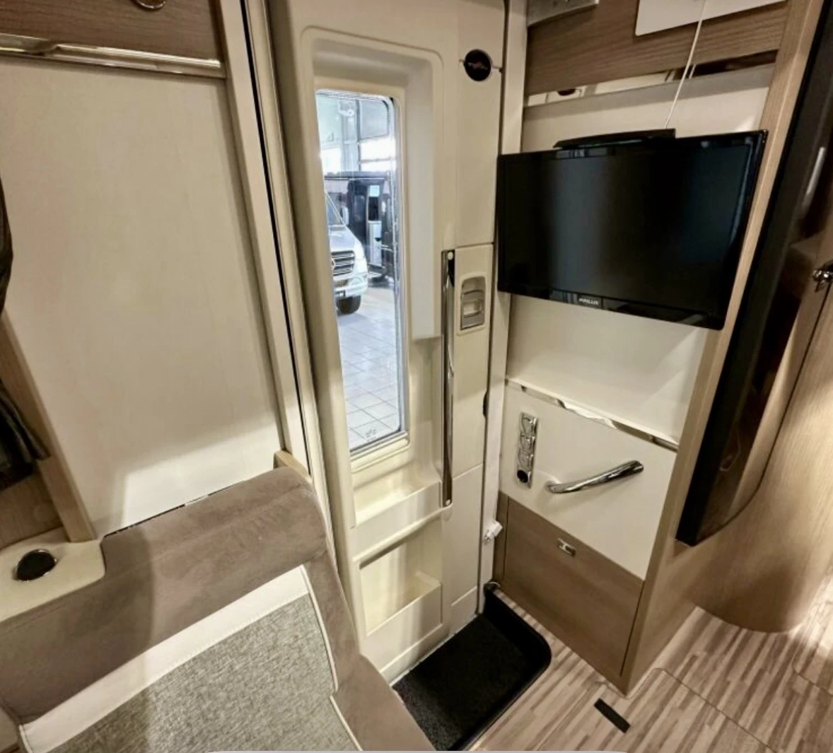 Кемпер Carthago Malibu 440 QB , снимка 12 - Каравани и кемпери - 53967357