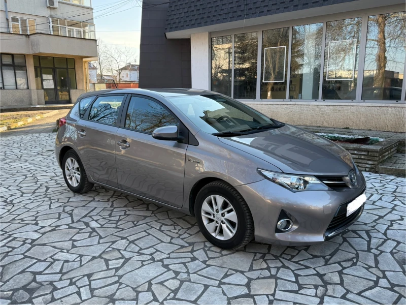 Toyota Auris HYBRID, снимка 2 - Автомобили и джипове - 49235771