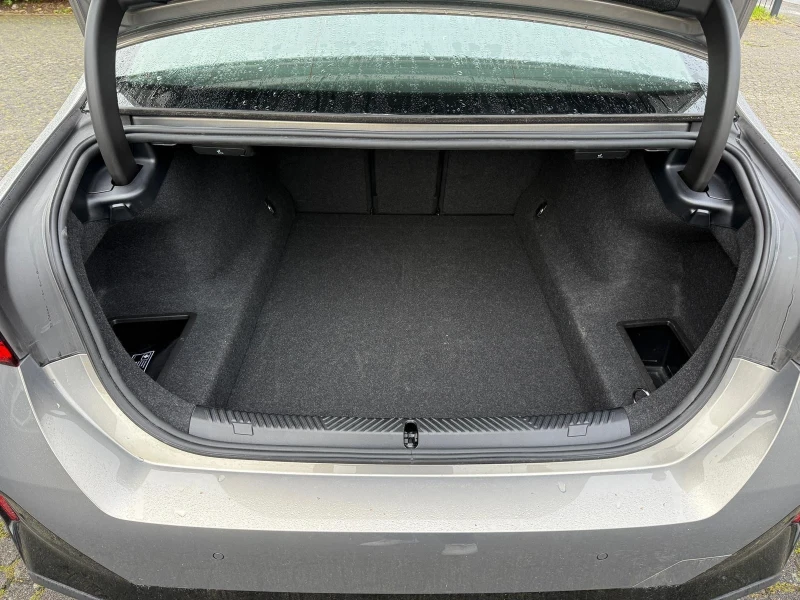 BMW 520 d xDrive - Гаранция до 02.2027, снимка 14 - Автомобили и джипове - 51942129