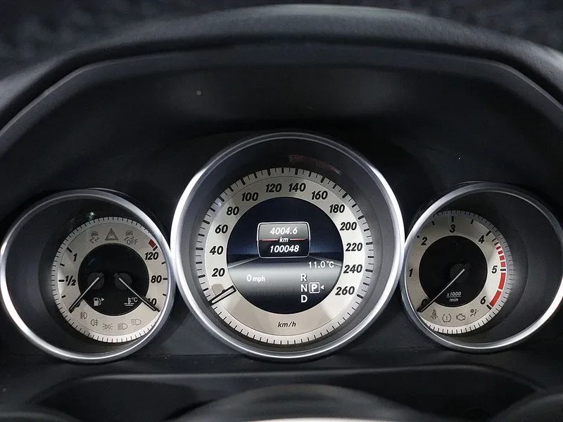 Mercedes-Benz E 220 Cdi Avantgarde, снимка 8 - Автомобили и джипове - 53876122