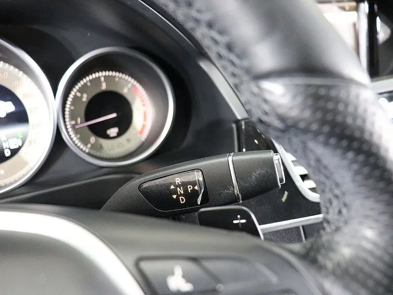 Mercedes-Benz E 220 Cdi Avantgarde, снимка 9 - Автомобили и джипове - 53876122